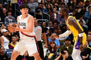 杨瀚森半场收获7分22秒时间 2次空位三分不进&多次篮下硬怼掉球