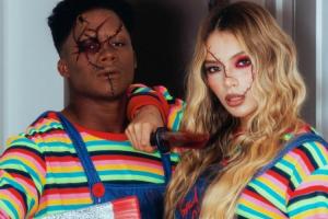 恩德里克与妻子晒万圣节cos，扮演鬼娃回魂恐怖公仔