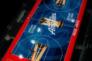 快船已为明天的NBA杯做好准备！刚铺好的NBA杯球场地板颜值如何？