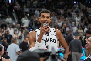 马刺新赛季5连胜创造队史 文班亚马状态神勇令人称奇