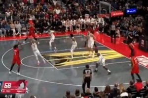 外线开炮！朱-霍勒迪撤步三分洞穿篮心 帮助开拓者继续追赶