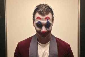 神似！伊布社媒晒装扮成小丑照片：笑吧，这会令世人困惑